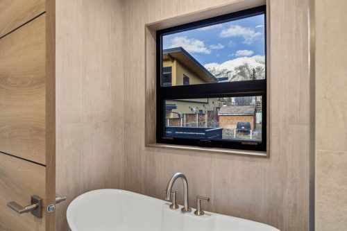 288A Three Sisters Drive main bedroom ensuite soaker tub